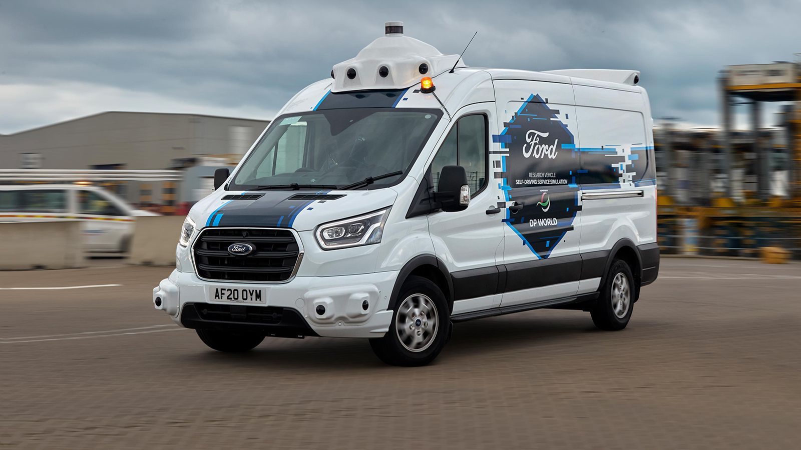 Το ειδικά διασκευασμένο Ford Transit των δοκιμών, το οποίο προσομοιώνει τη λειτουργία των αυτόνομων οχημάτων.