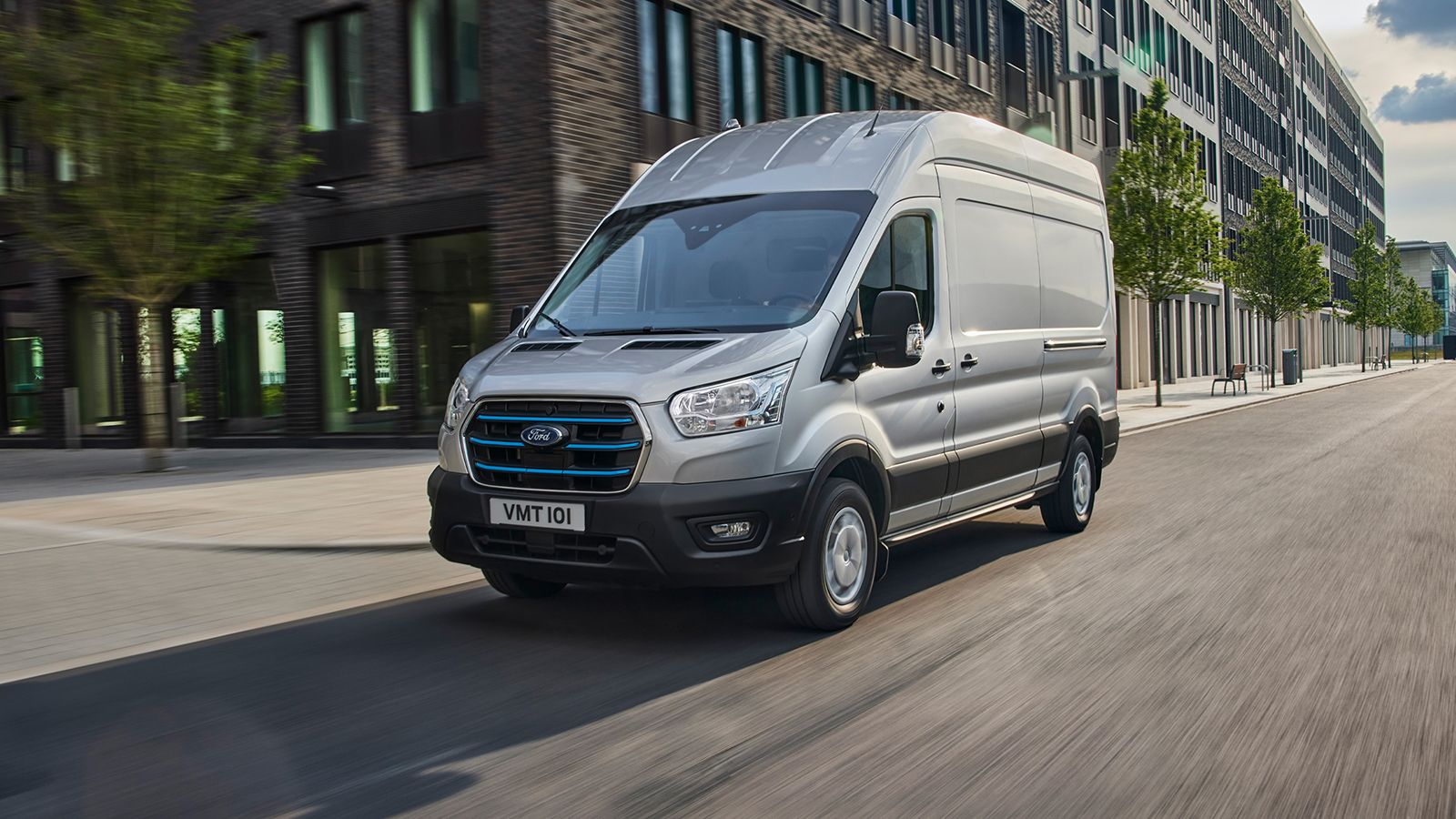 Διπλασιάζει -αν και θα έπρεπε κανονικά να τριπλασιάσει- την ετήσια παραγωγή ηλεκτρικών οχημάτων, λόγω της υψηλής ζήτησης που ούτε η ίδια δεν είχε προβ