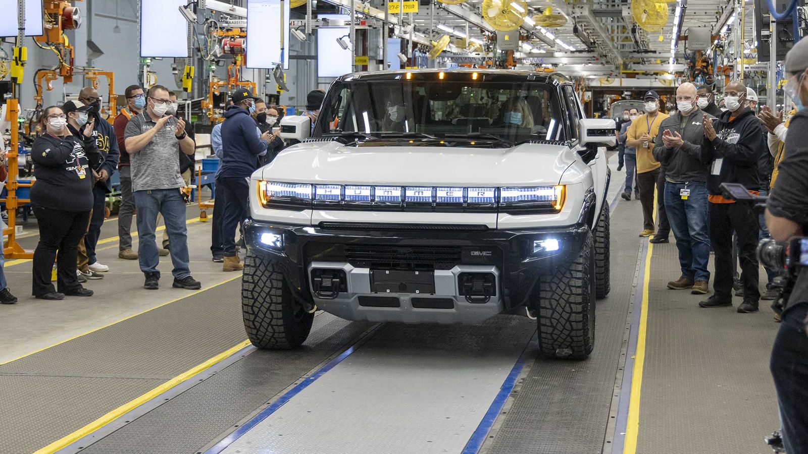 Το ήδη «sold-out» GMC Hummer EV Pickup Edition 1 έχει ως τιμή εκκίνησης τα 97.703 ευρώ. Όμως η 1η του μονάδα που μόλις παράχθηκε έχει δημοπρατηθεί για