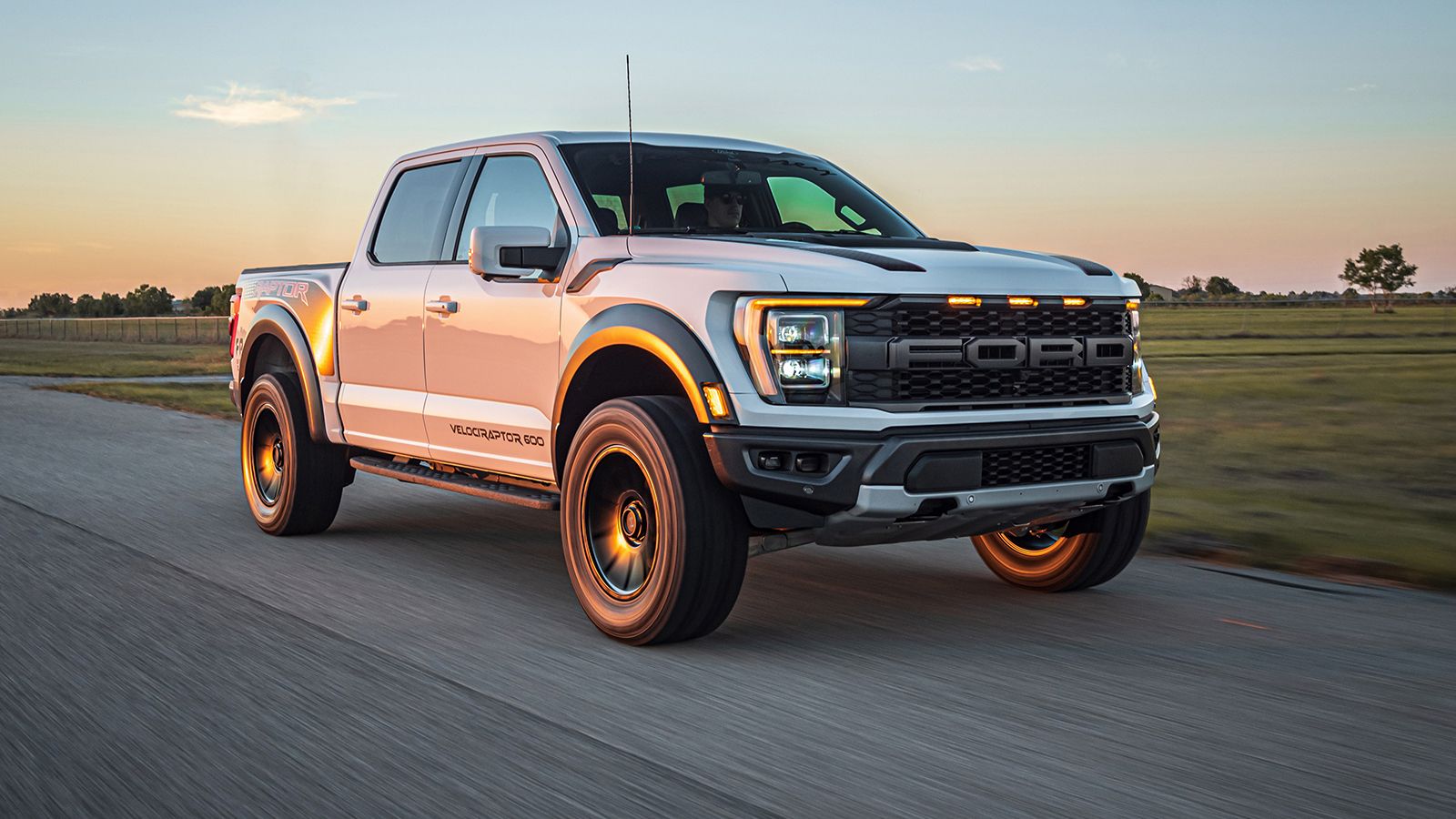 Τη νέα, «βασική», έκδοση του 3ης γενιάς Ford F-150 Raptor παρουσίασε η Hennessey. Το όνομα αυτής: «VelociRaptor 600».