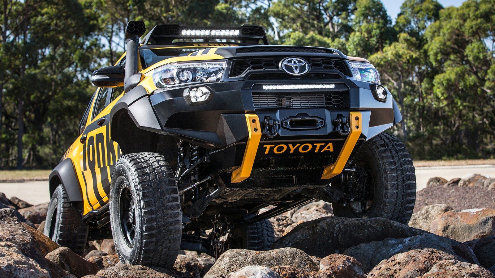 Τη «σκληροπυρηνική» απάντησή της στην Ford και το Ranger Raptor θέλει να δώσει η Toyota και για αυτό ετοιμάζει μια «άγρια» έκδοση του Hilux (στις φωτό