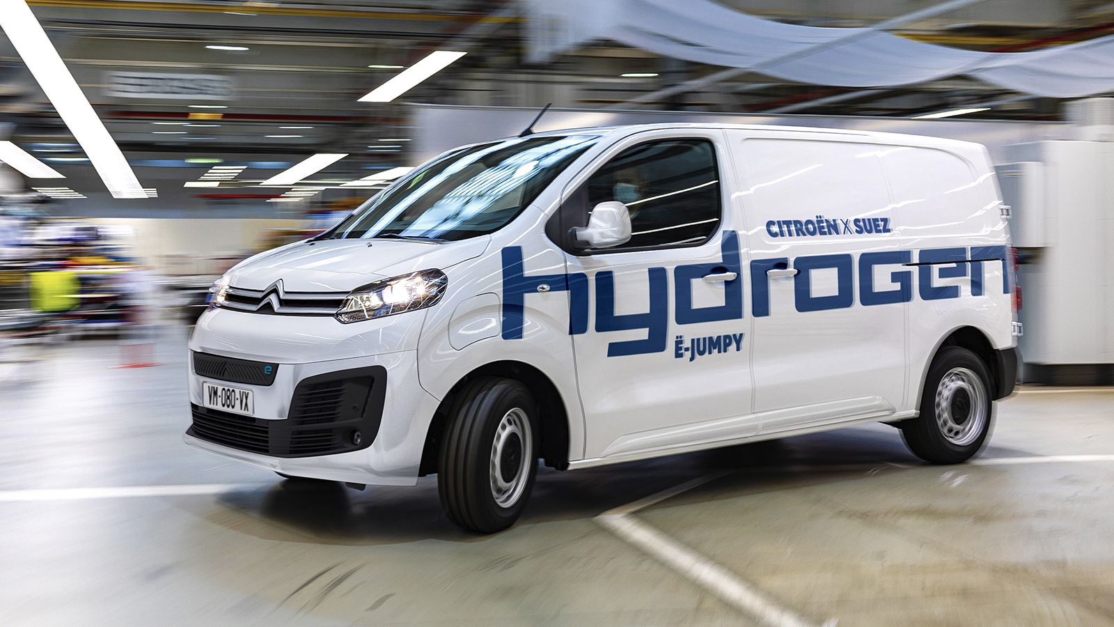 Η μπαταρία χωρητικότητας 10,5 kWh φορτίζει μέσω ενσωματωμένου τριφασικού φορτιστή ισχύος 11 kW, με τη διαδικασία σε ένα 11 kW Wall Box (32A) να διαρκε