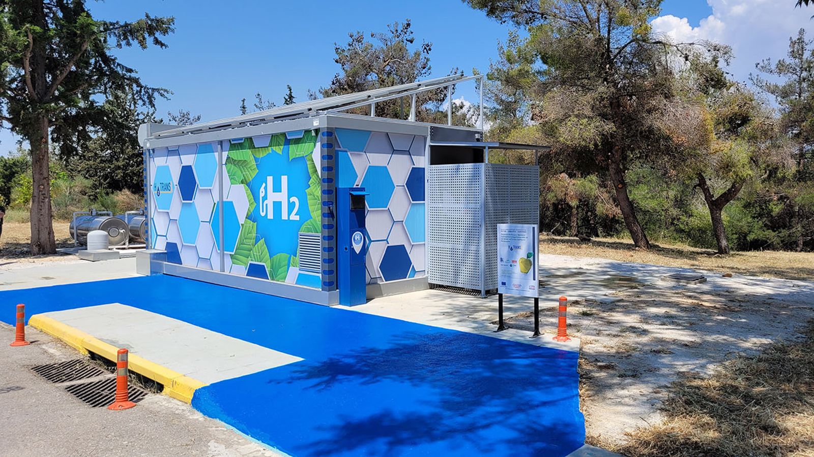 Στις εγκαταστάσεις του ΕΚΕΦΕ «Δημόκριτος», στην Αγία Παρασκευή Αττικής, βρίσκεται ο πρώτος στη χώρα σταθμός ανεφοδιασμού μικρών οχημάτων υδρογόνου.