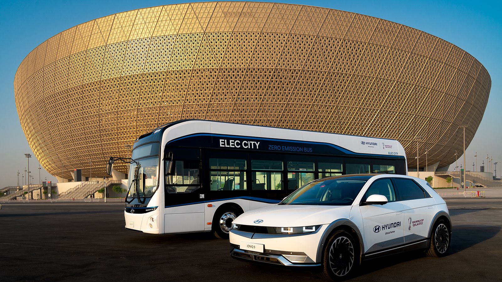 To Hyundai Ioniq 5 EV και το ηλεκτρικό λεωφορείο Elec City στο Εθνικό Στάδιο Λουσαΐλ του Κατάρ, όπου θα πραγματοποιηθεί ο τελικός του Παγκοσμίου Κυπέλ