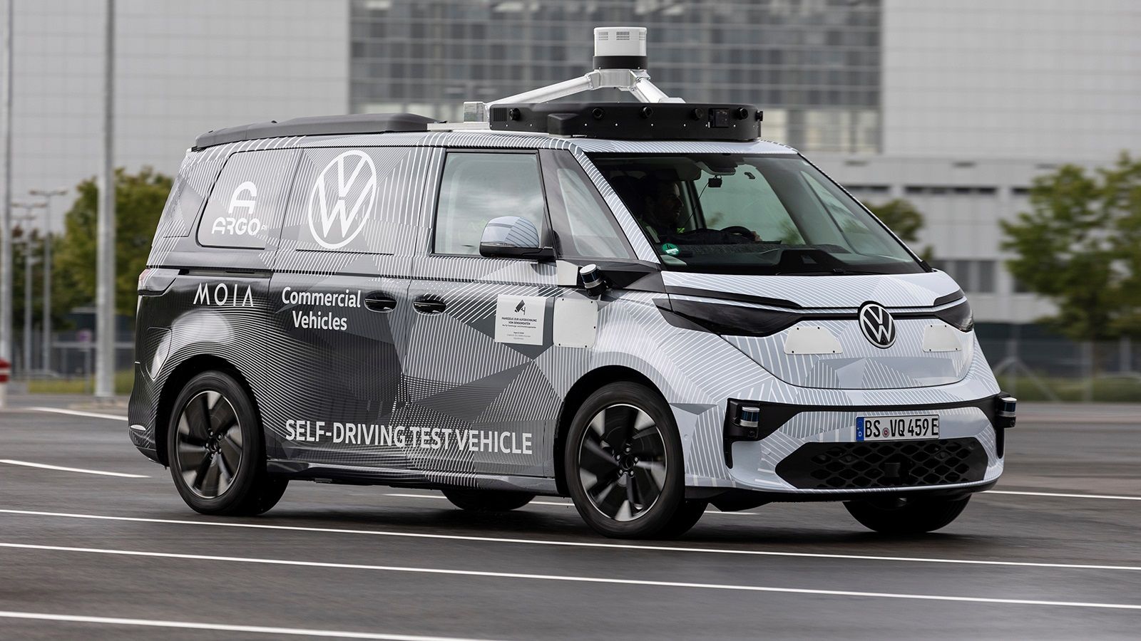 Η πρώτη εμφάνιση του υπό δοκιμή αυτόνομου ID. BUZZ AD, μας δίνει μια πρόγευση του ηλεκτρικού οχήματος που θα λανσαριστεί του χρόνου.