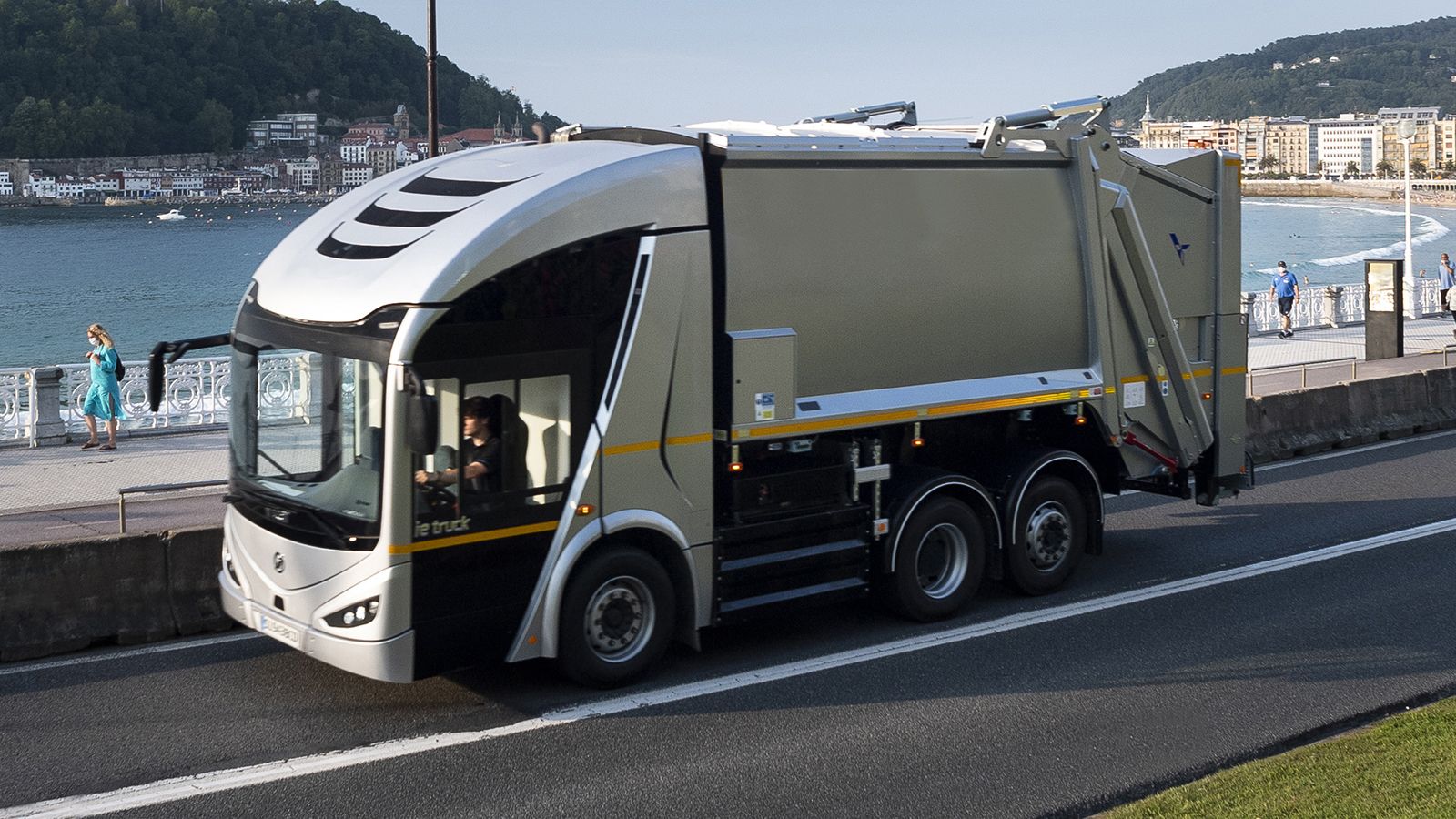 Τα ηλεκτρικά απορριμματοφόρα Irizar ie του Σαν Σεμπαστιάν διαθέτουν αρχιτεκτονική 6×2 και έχουν μήκος 9,2 μέτρων. Εμφανίζουν μέγιστο ωφέλιμο φορτ