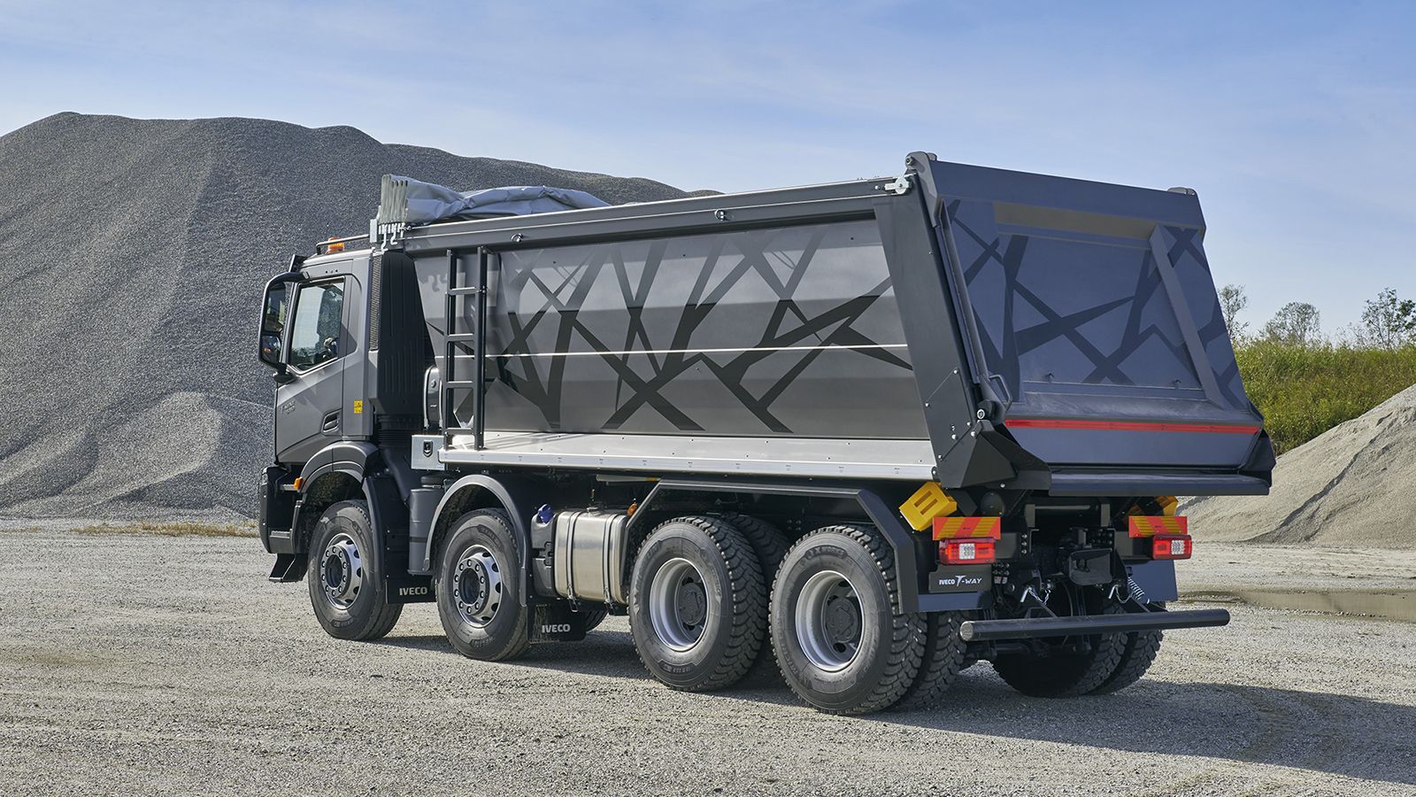 Συνολικά αναβαθμισμένη είναι η πίσω νέα, heavy-duty ανάρτηση. Η ικανότητα φόρτισης του εμπρός άξονα είναι 9 τόνοι.