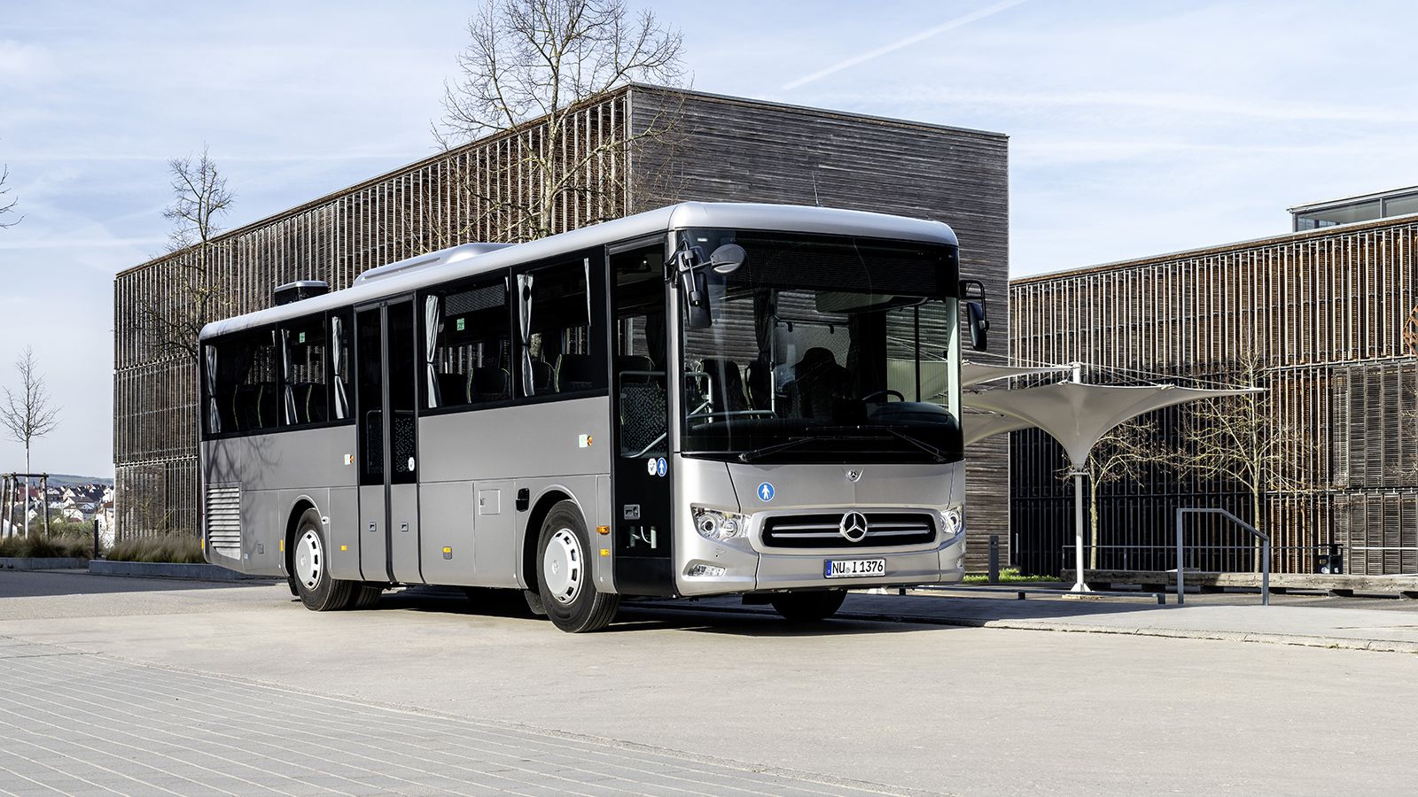 Μειωμένη κατανάλωση κατά 5% υπόσχεται το υβριδικό, ολοκαίνουργιο Mercedes-Benz Intouro K μήκους 10,75 μέτρων.