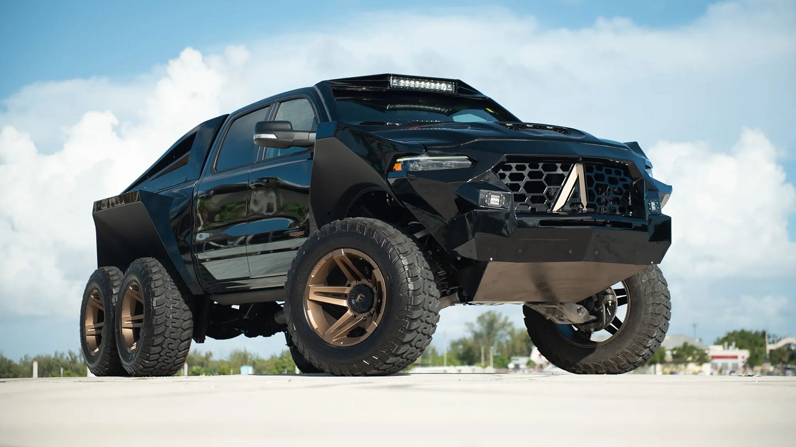 To Juggernaut των 850 ίππων είναι το κορυφαίο μέχρι στιγμής μοντέλο της Apocalypse Manufacturing, που κατασκευάζει αποκλειστικά τριαξονικά οχήματα.