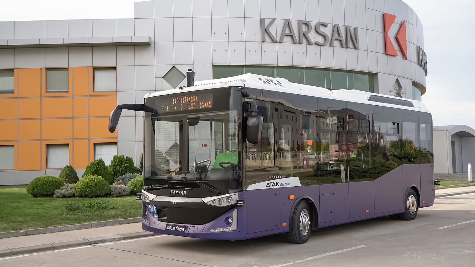 Το Autonomous e-ATAK φέρει μπαταρίες 220 kWh και ηλεκτρικό κινητήρα μέγιστης απόδοσης 230 kW, αμφότερα της BMW. Κατόπιν ταχείας φόρτισης 3 ωρών, προσφ