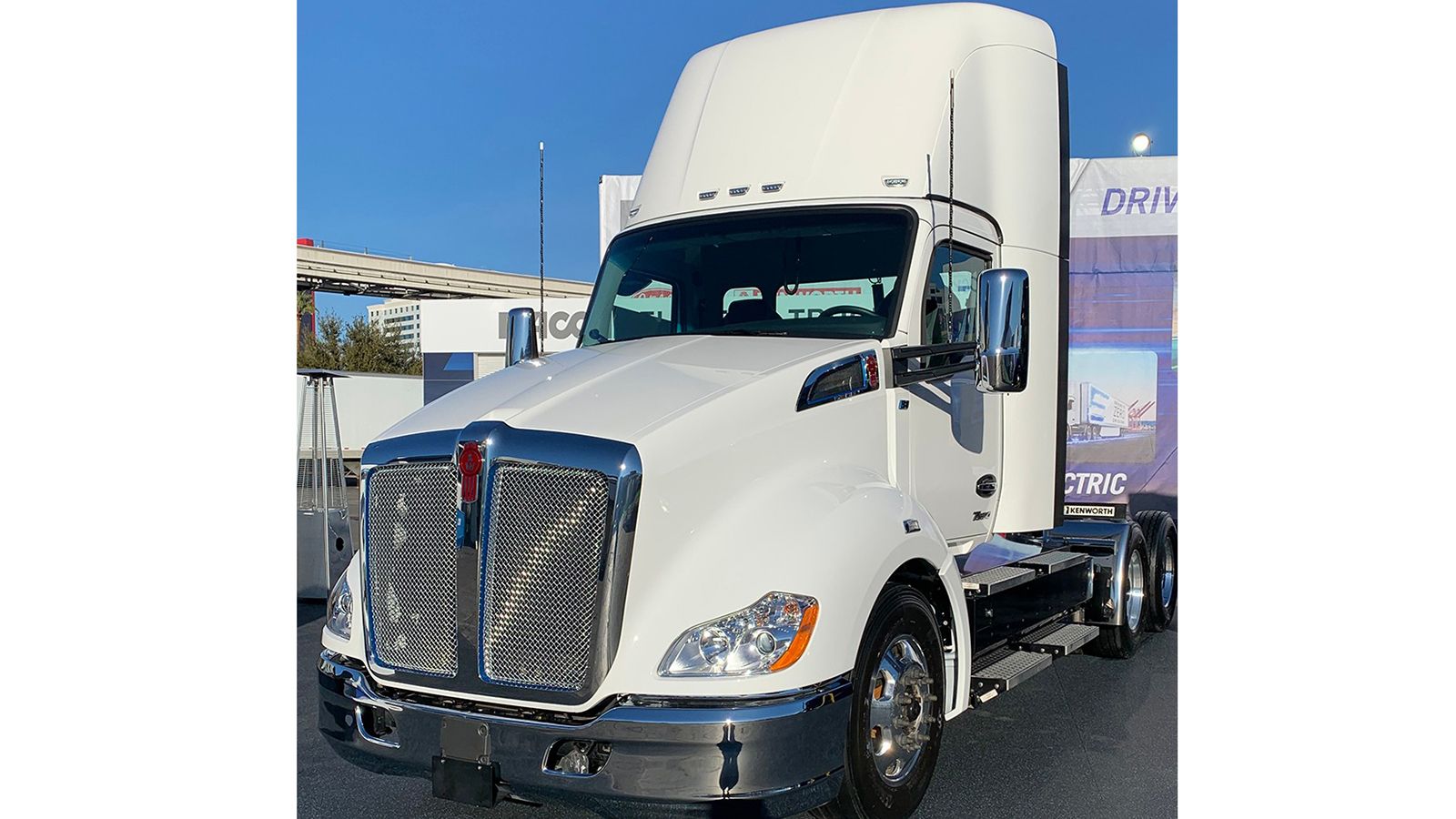 Το Kenworth T680E θα είναι διαθέσιμο με την καμπίνα ημέρας ως τράκτορας και φορτηγό (διάταξη 6x4), με μεικτό βάρος 37,2 τόνων.