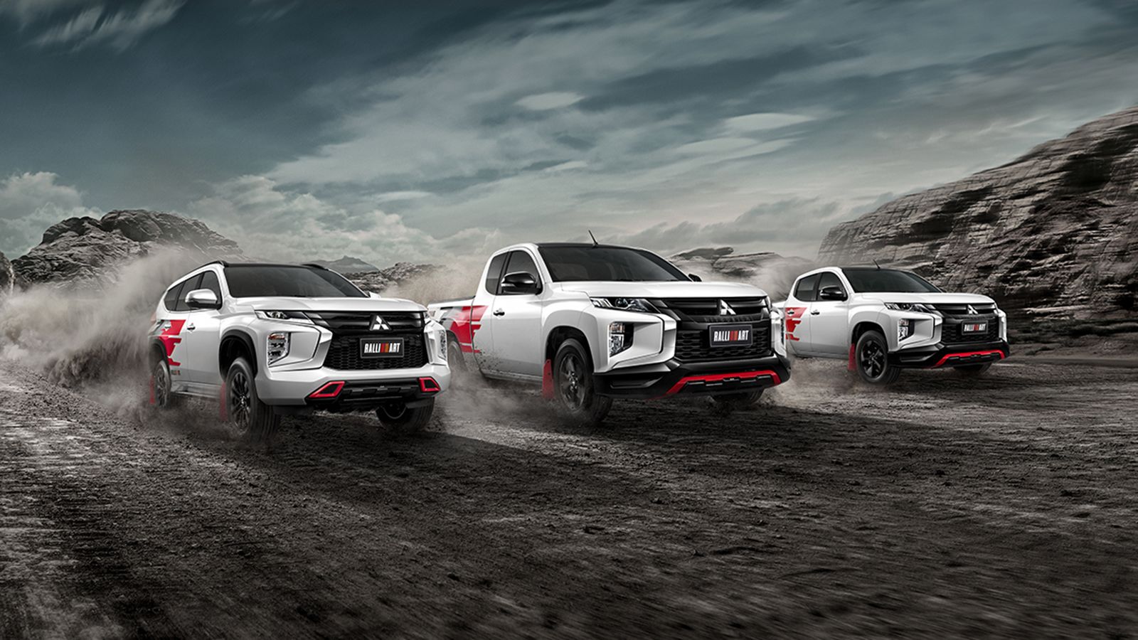 Τα δύο Mitsubishi L200 Ralliart, πλάι στην ομώνυμη έκδοση του Pajero Sport.