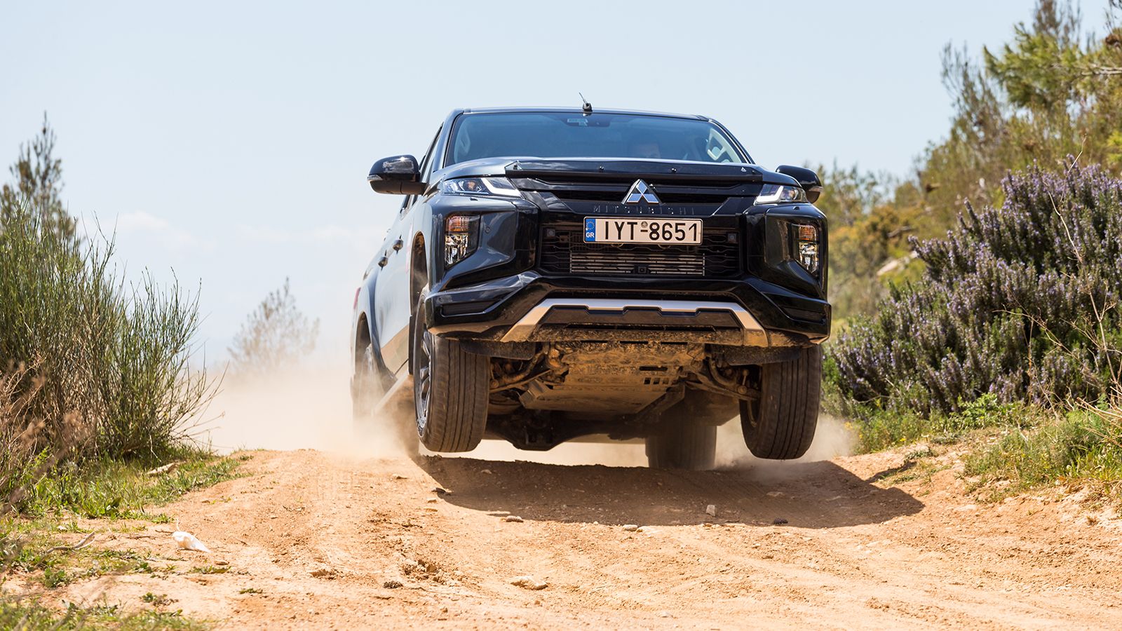 Του πάνε τα …μαύρα του Mitsubishi L200!