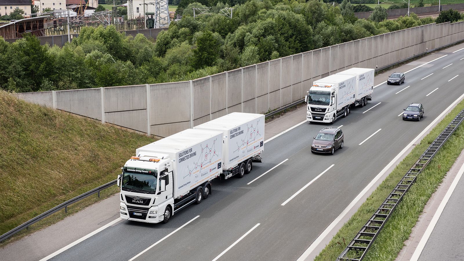 Ο όρος platooning αναφέρεται σε ένα σύστημα που χρησιμοποιούν τα οχήματα στο δρόμο όπου τουλάχιστον δύο φορτηγά οδηγούν στον αυτοκινητόδρομο σε σχηματ
