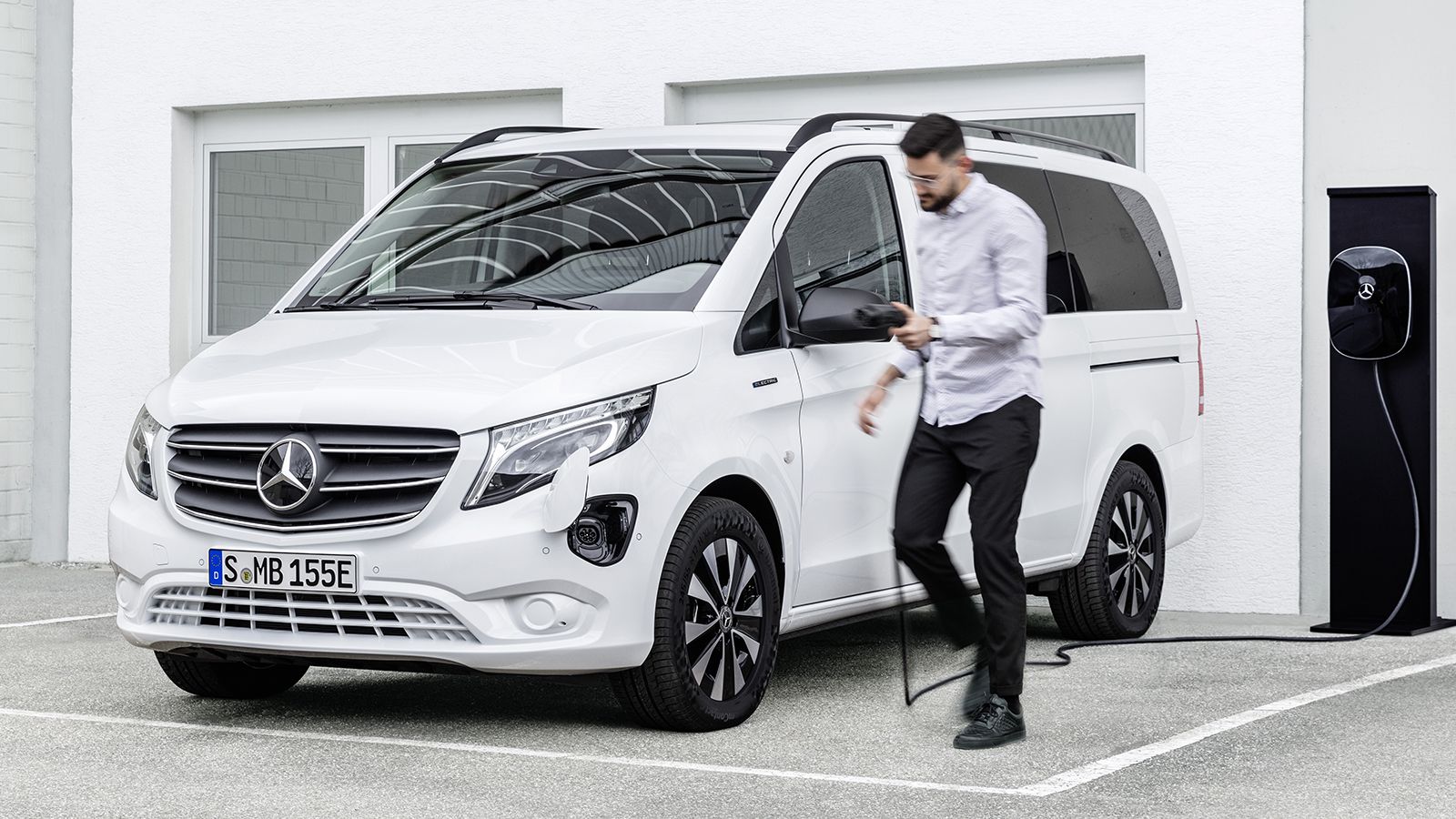 Με επενδύσει ύψους 400 εκ. ευρώ και κοινοπραξίες όπως αυτή με τη Rivian, η Mercedes-Benz Vans επιταχύνει τον «εξηλεκτρισμό» της, προσδοκώντας από το 2