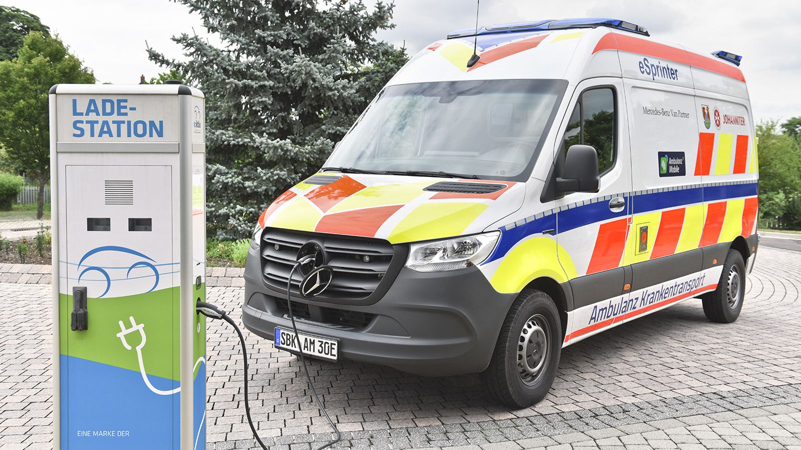 Ένα ηλεκτρικό τρίο, ειδικά για τις υπηρεσίες έκτακτης ανάγκης, παρουσίασε πρόσφατα η Mercedes-Benz.