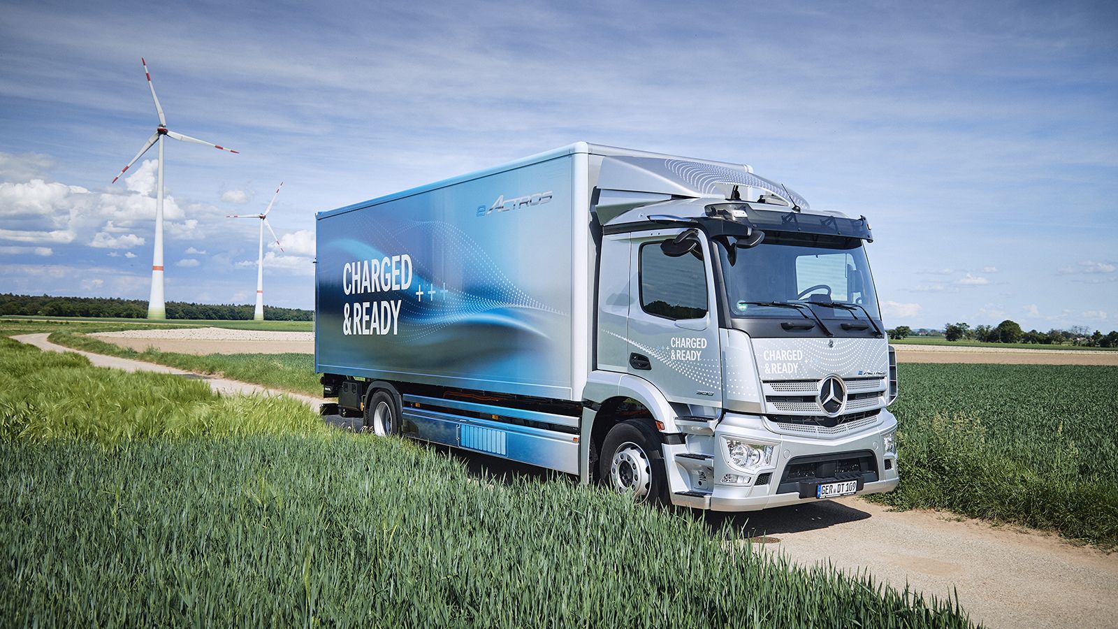 Αργότερα φέτος θα ξεκινήσουν σε δημόσιους δρόμους οι δοκιμές του νέου eActros LongHaul (στη φωτό το υπάρχον), το οποίο θα λανσαριστεί το 2024.