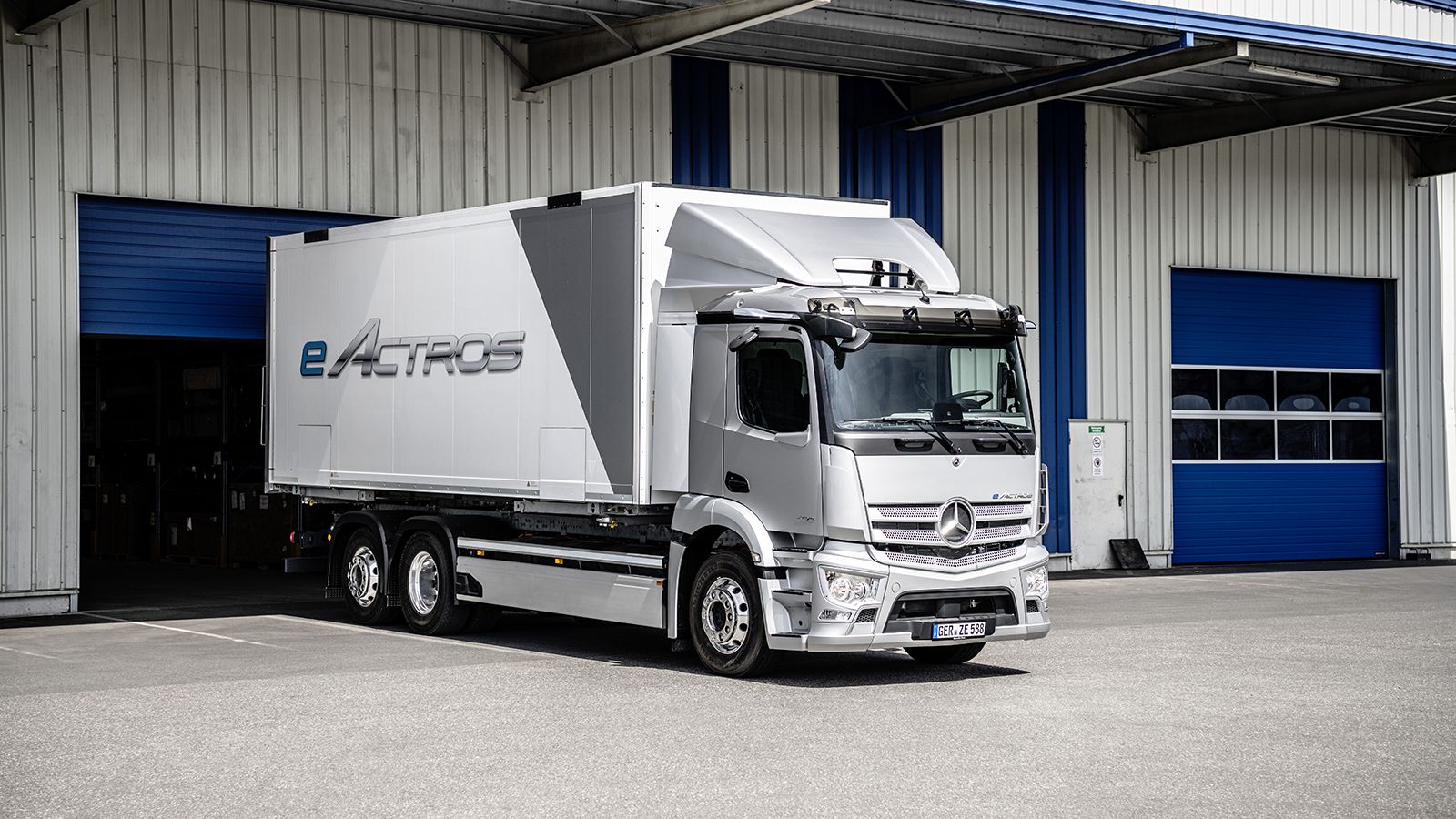 Με τις μεγαλύτερες μπαταρίες των 420 kWh, το eActros προσφέρει μέγιστη αυτονομία 400 χιλιομέτρων.