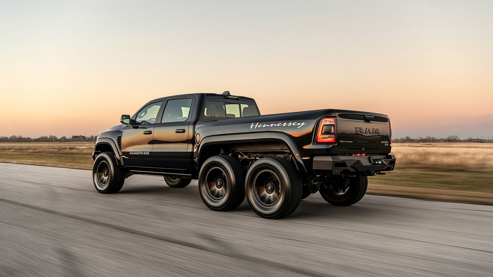Οι τιμές του Mammoth 6x6 ξεκινούν από τα 449.950 δολάρια (415.915 ευρώ)!