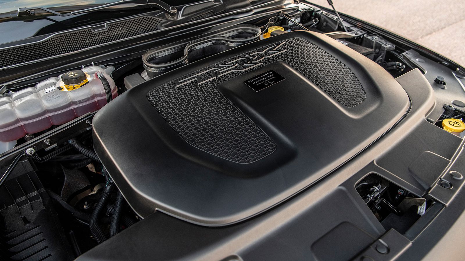 Υψηλότερη ισχύ κατά 310 ίππους (1.012 hp) και μεγαλύτερη ροπή κατά 433 Nm (1.314 Nm) εμφανίζει ο 6,2 λίτρων υπετροφοδοτούμενος Hellcat V8 κινητήρας, ύ