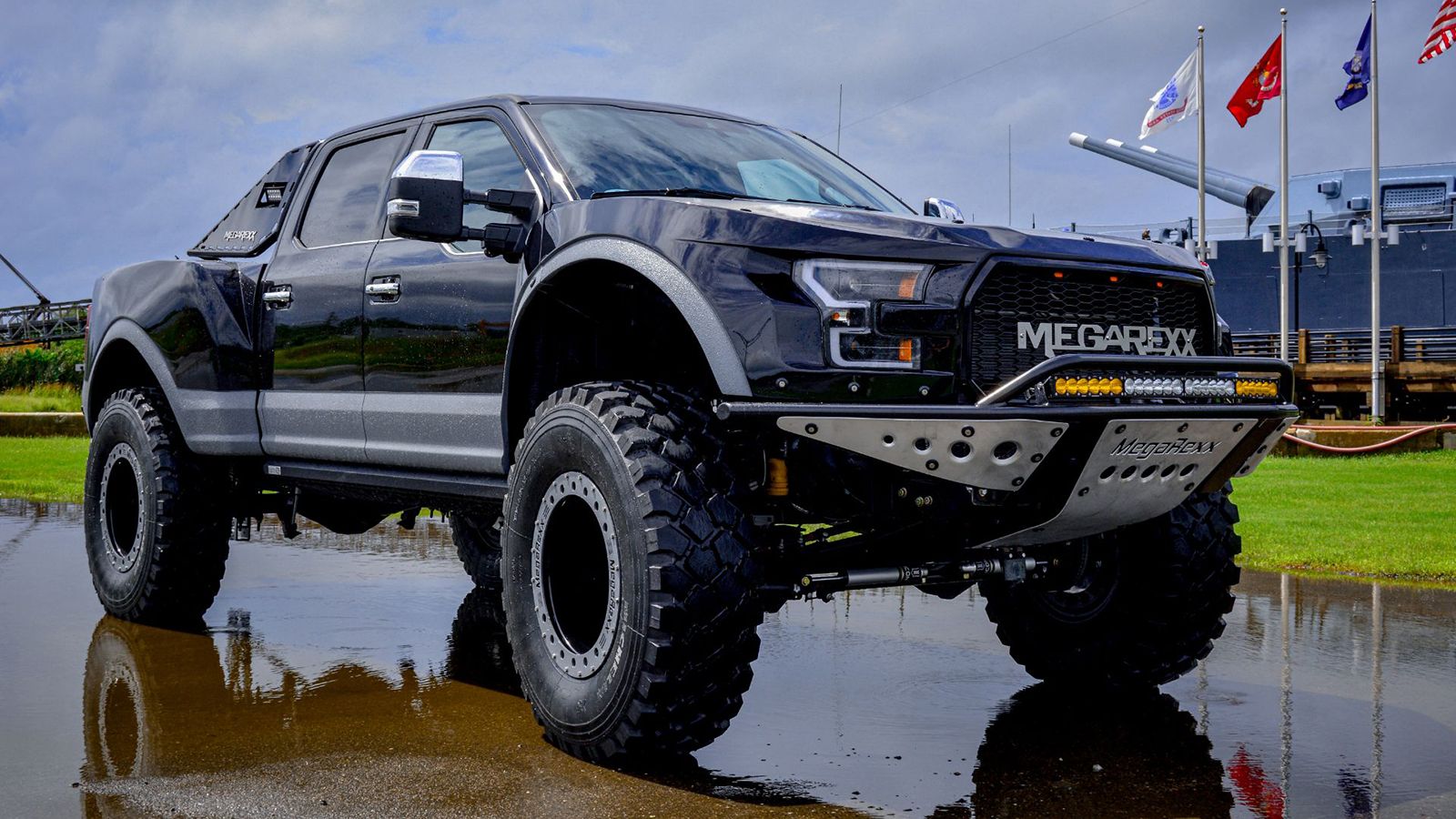 Στο Ford F-250 Super Duty Platinum στηρίζεται το MegaRaptor της MegaRexx Trucks από τη Β. Καρολίνα.