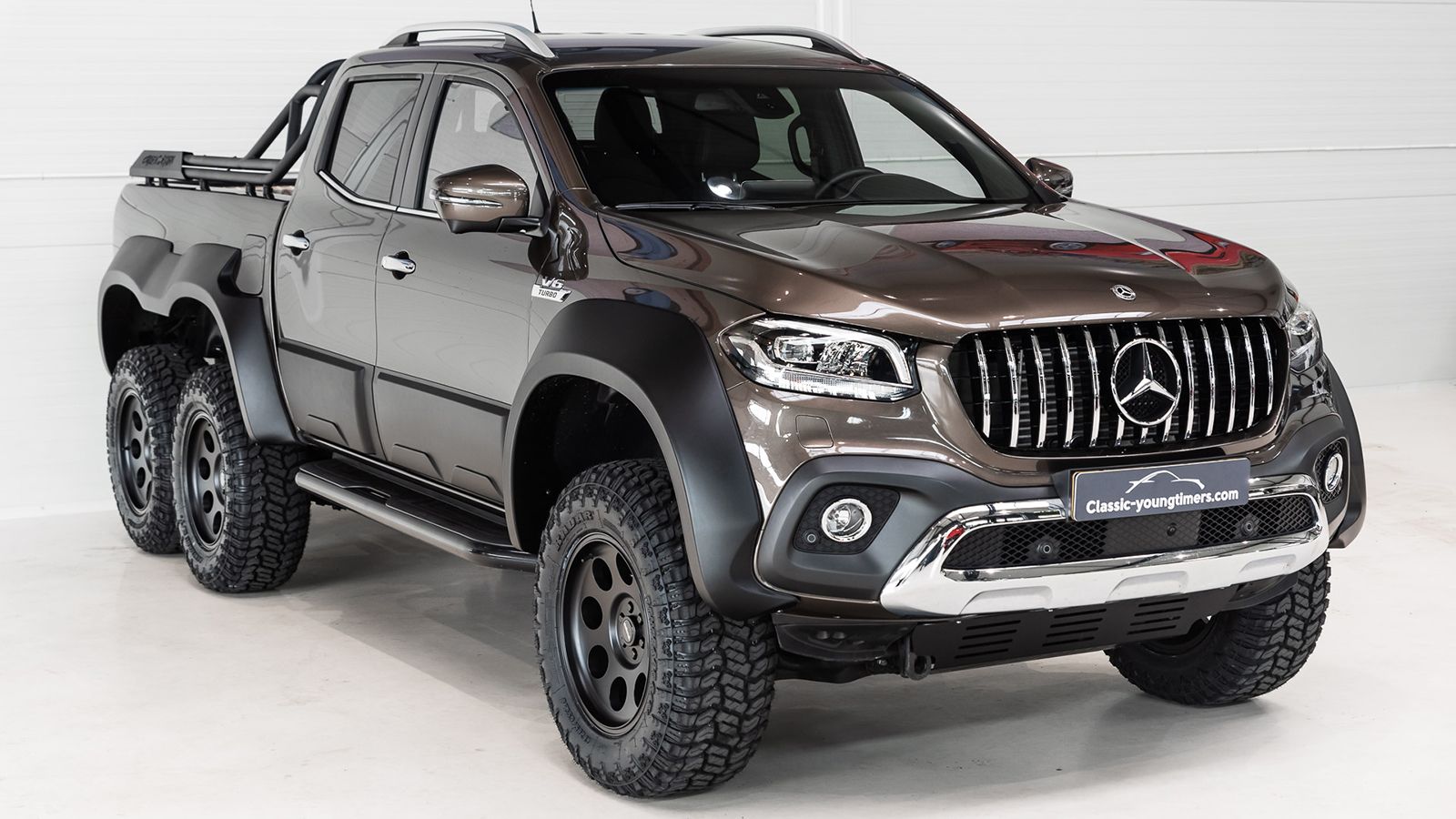 Λίγη από την αίγλη της εμβληματικής G63 AMG 6x6, διεκδικεί η one-off, τριαξονική Mercedes-Benz X-Class.