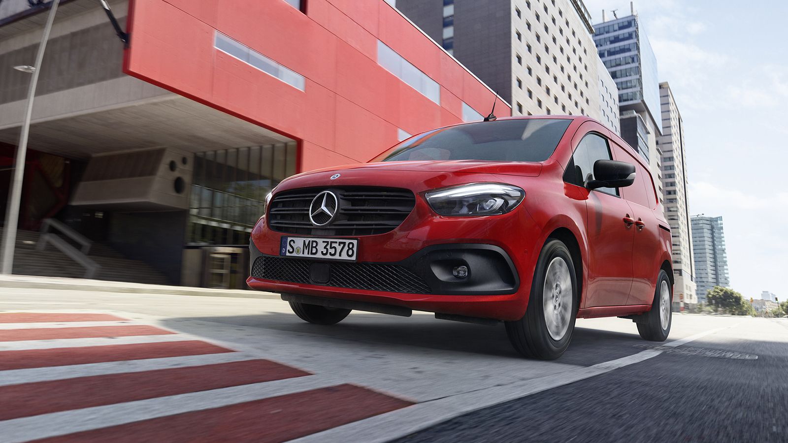 Στις εκθέσεις των εμπόρων της Mercedes-Benz της χώρας μας βρίσκεται το νέο Citan.
