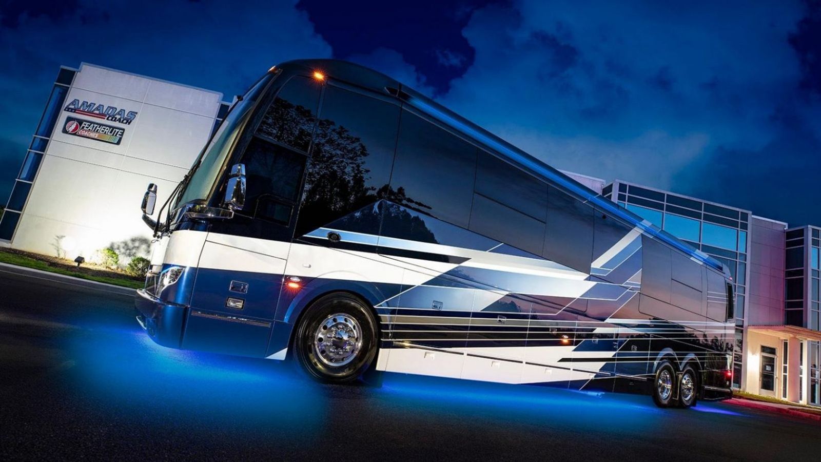 Το τριαξονικό πούλμαν της Prevost (Volvo Group) μετατρέπεται στο απόλυτο σπίτι επί τροχών.