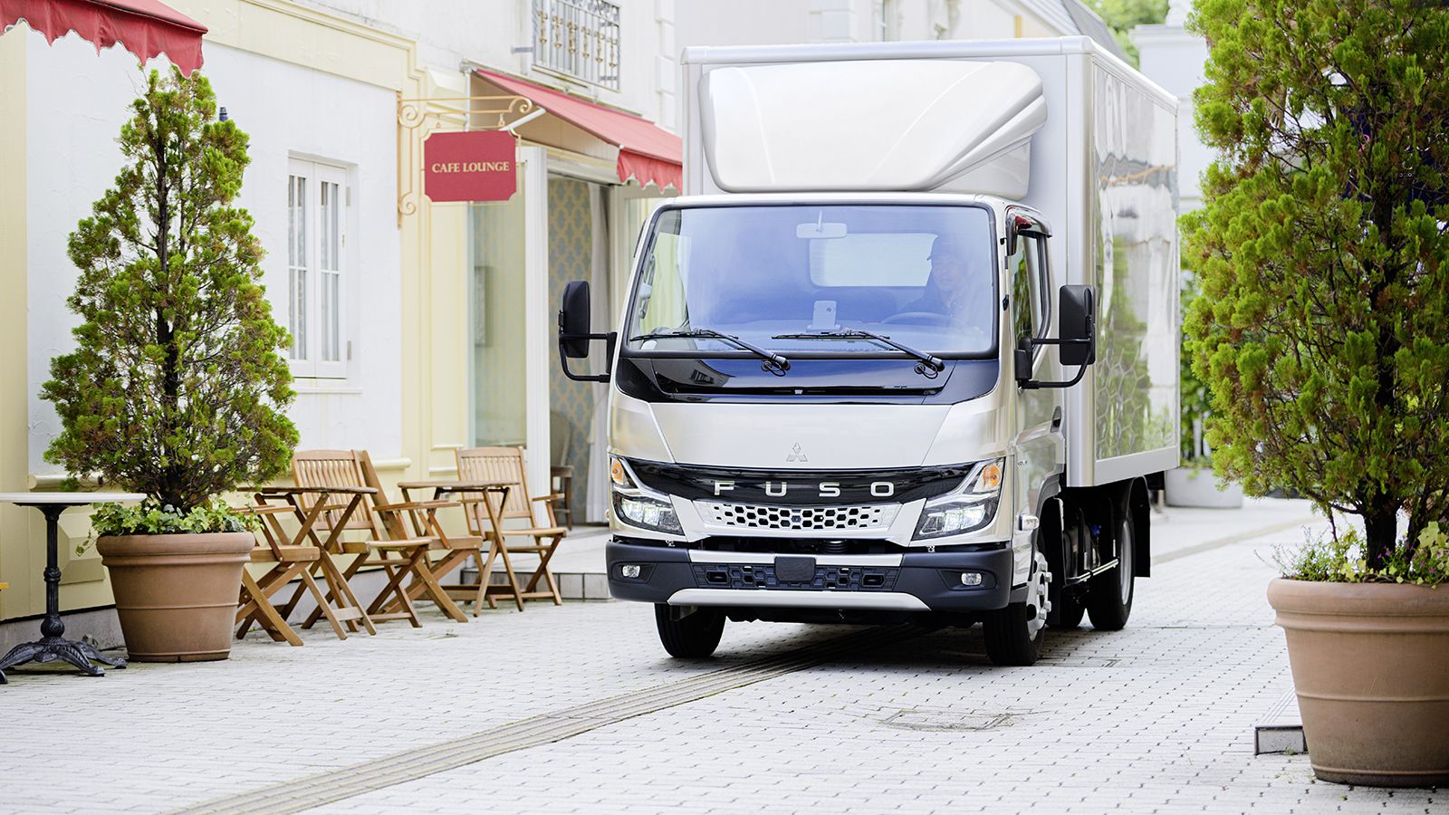 Έναρξη ευρωπαϊκών πωλήσεων για το συνολικά αναβαθμισμένο FUSO Canter.