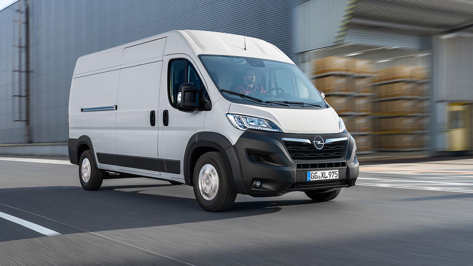 Η Opel μόλις ξεκίνησε να δέχεται παραγγελίες στη Γερμανία για το νέο Movano, με τις τιμές να εκκινούν εκεί από τα 32.580 ευρώ (προ φόρων).