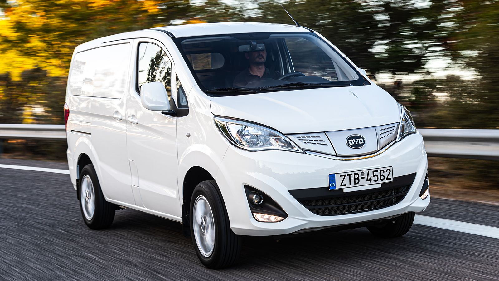 Aπό τα 34.820 ευρώ (προ ΦΠΑ) ξεκινούν στη χώρα μας οι τιμές του νέου, ηλεκτρικού BYD ETP3, που αντιπροσωπεύει η εταιρεία Πέτρος Πετρόπουλος ΑΕΒΕ.  