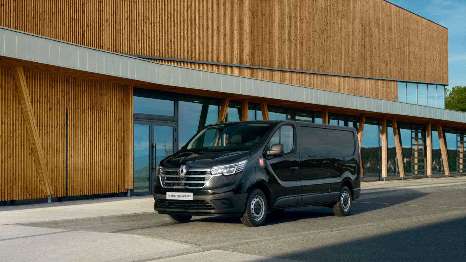 Με πλούσι εξοπλισμό άνεσης και ενδιαφέρουσα εμφάνιση λανσάρεται το νέο Renault Trucks Trafic Red Edition.