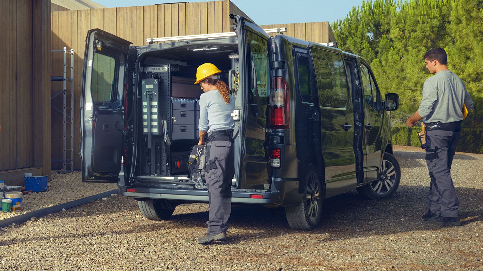 Το Renault Trafic βρίσκεται στην αγορά από το 1980 και αποτελεί ένα από τα εμβληματικότερα ελαφρά επαγγελματικά οχήματα.