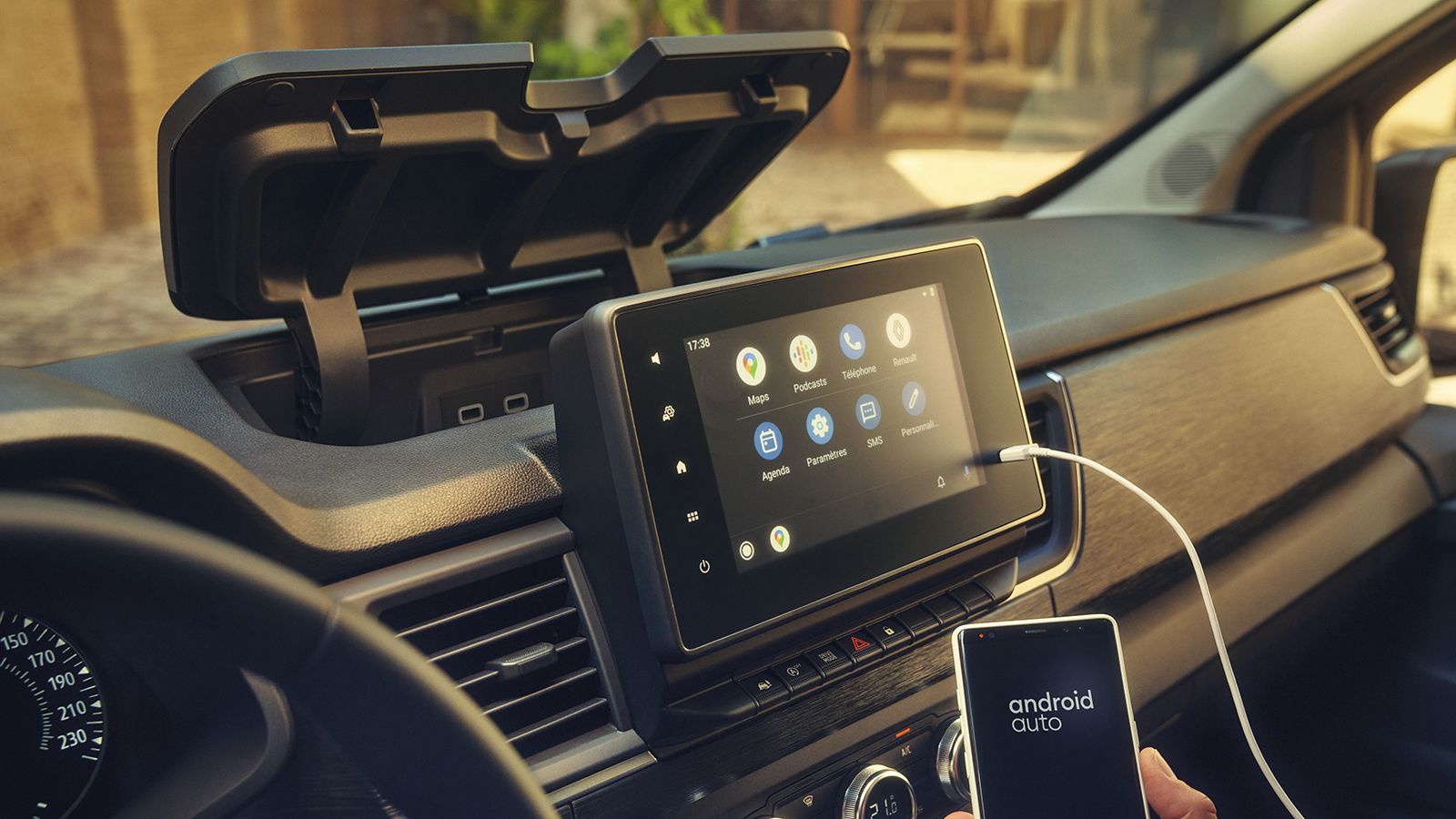Το σύστημα multimedia «Renault EASY LINK» συνεργάζεται με οθόνη αφής 8 ιντσών.