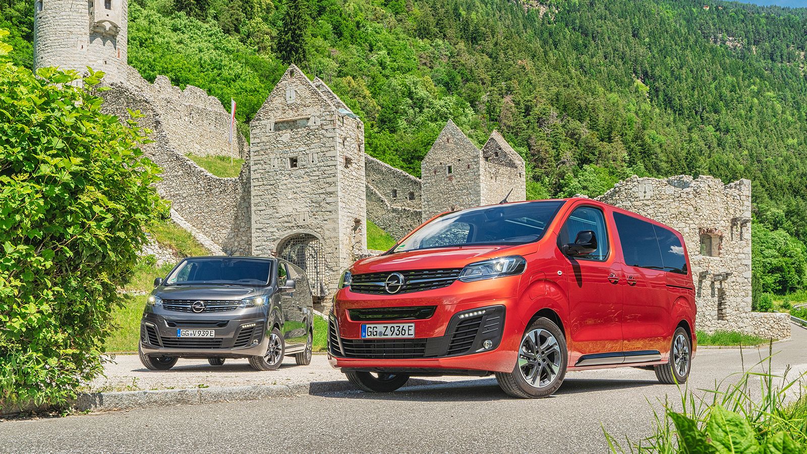 Το ηλεκτρικό δίδυμο της Opel στην οροσειρά των Αλπεων το Kronplatz (ύψος 2.275 μέτρα) στο Νότιο Τιρόλο, που εκτείνεται από τους Δολομίτες πάνω από την