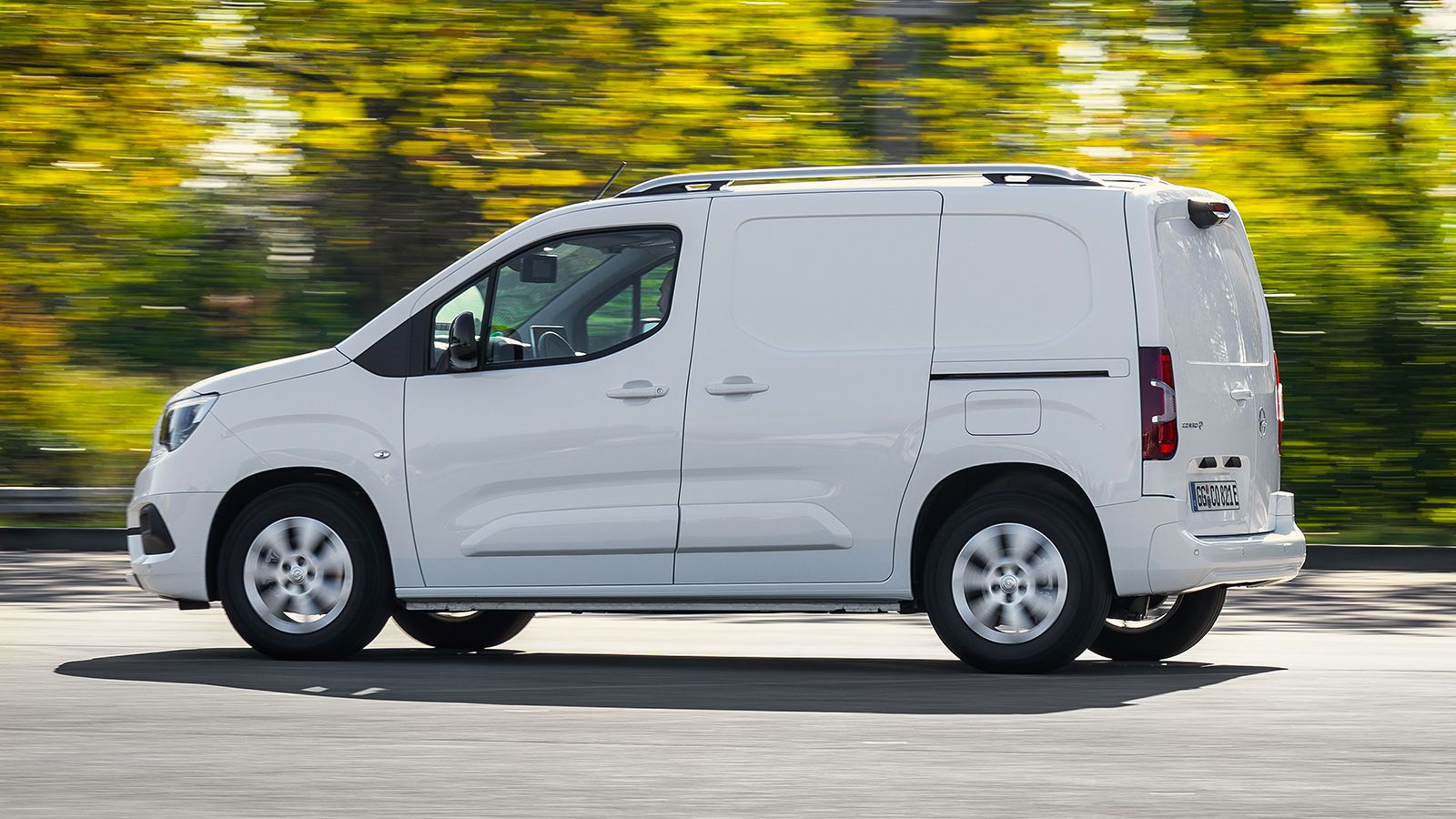 Το Opel Combo-e διατίθεται και στη χώρα μας, με τις τιμές να ξεκινούν από τα 44.800 ευρώ. 