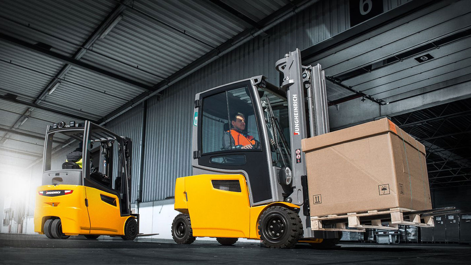 Περονοφόρα ανυψωτικά: οι αρσιβαρίστες της αποθήκης