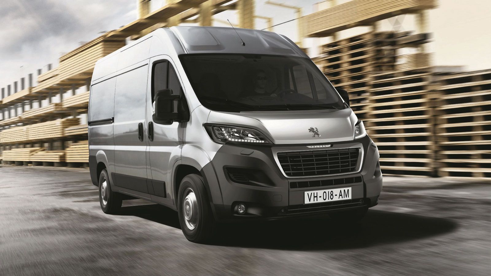Peugeot Boxer με 235 ευρώ/μήνα (μηνιαίο μίσθωμα 325 ευρώ, χωρίς προκαταβολή).