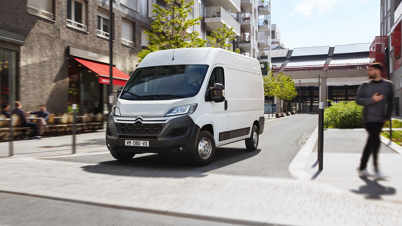 Τα Peugeot E-Boxer, Citroen e-Jumper (φωτό) και Opel Movano-e αντικαθιστούν τις μπαταρίες των 70 kWh, με νέες χωρητικότητας 75 kWh.