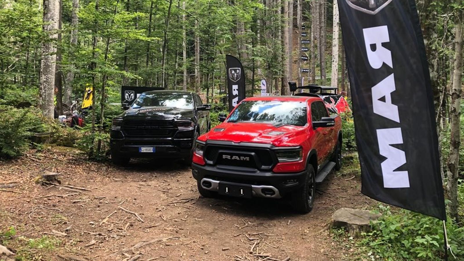 Το «παρών» στην εκδήλωση «Red Bull Abestone» της Ιταλίας έδωσαν τα Ram 1500 Rebel GT e-torque (κόκκινο) και Ram 1500 Larami Night Diesel (μαύρο).
