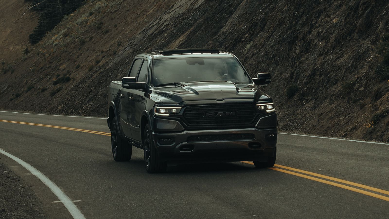 Με σπέσιαλ εξοπλιστικά στοιχεία μέσα - έξω εμφανίζεται το Ram 1500 Limited Night Edition.