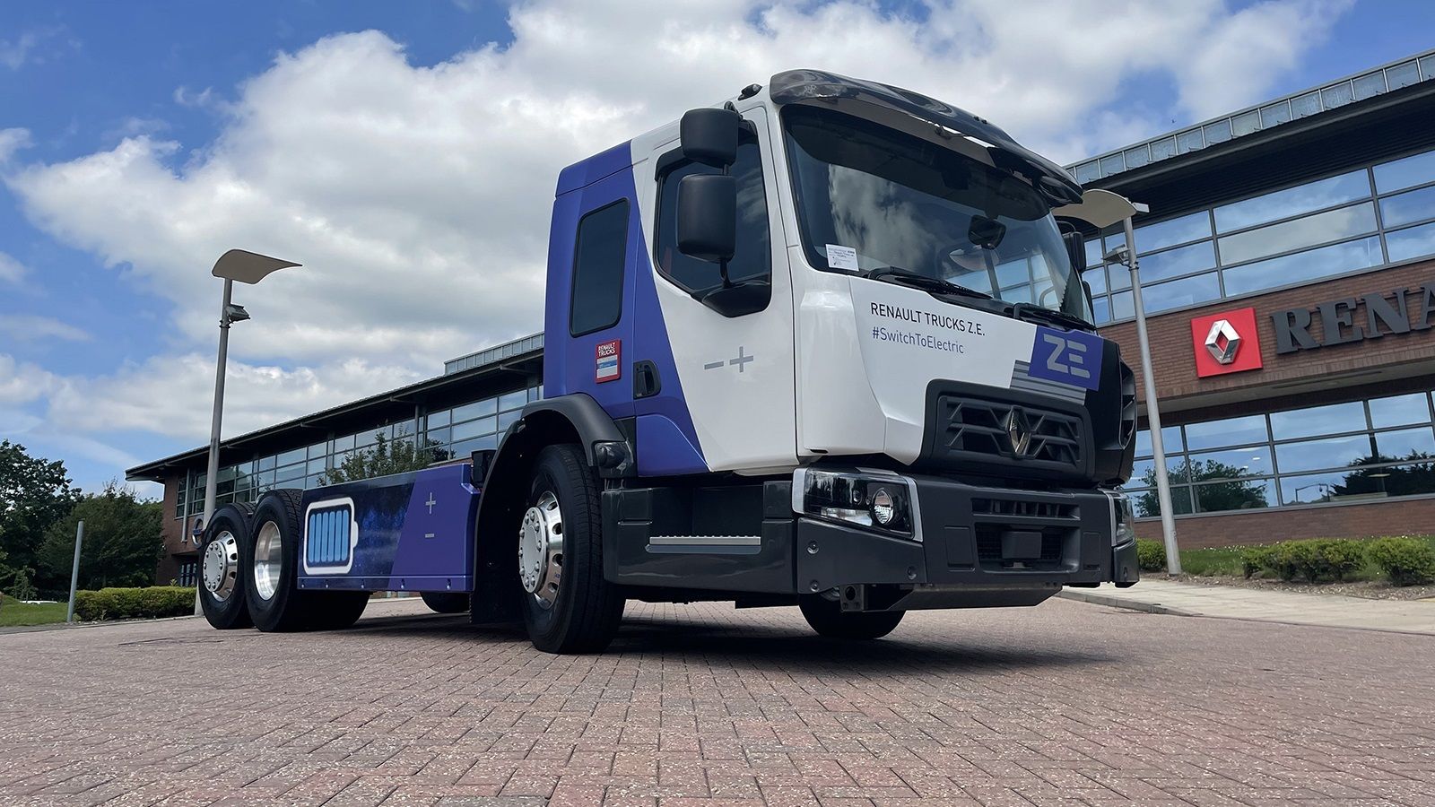 Με καμπίνα χαμηλής εισόδου διατίθεται πλέον το μεγάλο ηλεκτρικό της Renault Trucks, το D Wide Z.E. των 26 τόνων.