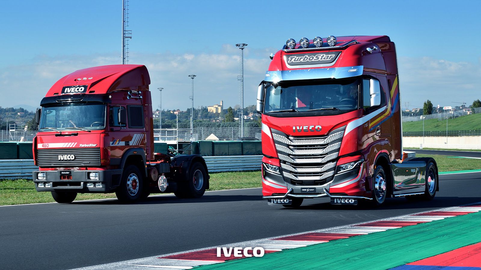 Το ολοκαίνουργιο IVECO S-WAY TurboStar Special Edition, πλάι στον πρόγονο του οποίου αποτελεί φόρο τιμής, το θρυλικό TurboStar.