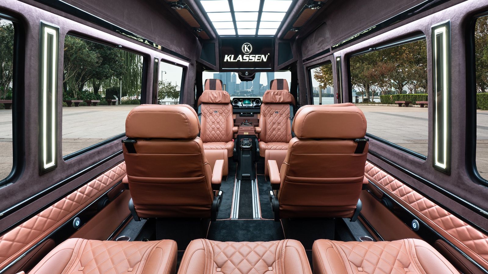 Πρωτόγνωρες ανέσεις για 9 τυχερούς επιβάτες, προσφέρει η Klassen με βάση το Mercedes-Benz Sprinter.