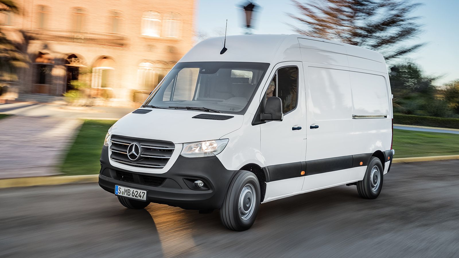 Σημείο αναφοράς της κατηγορίας αποτελεί το τελευταίας γενιάς Mercedes-Benz Sprinter.