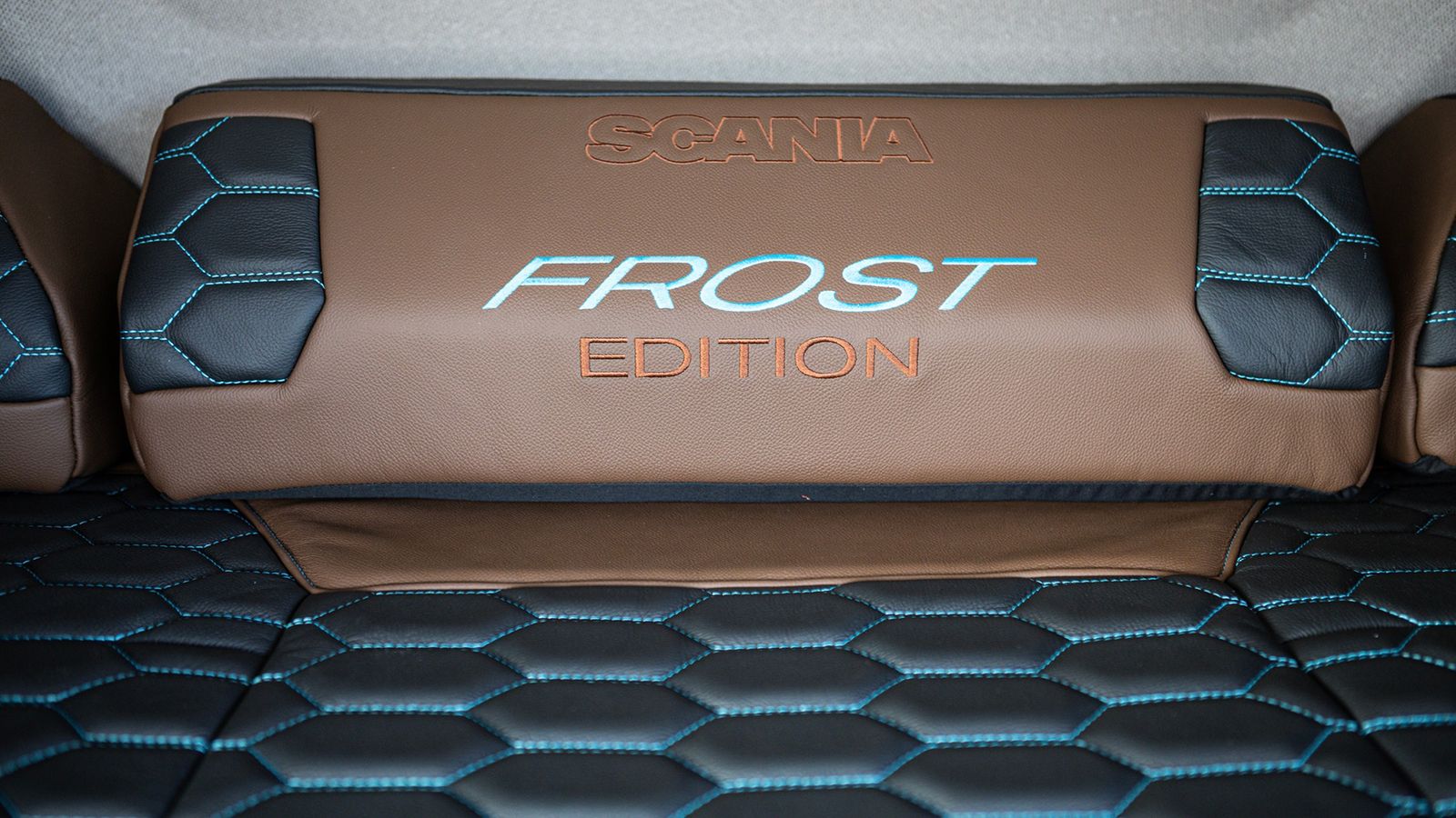 Οι σπέσιαλ εκδόσεις «Frost» και «Fire» θα παραχθούν σε μόλις 100 μονάδες στο εργαστήριο της Svempas στη Σουηδία.