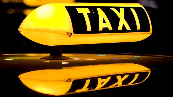 Νέες συλλήψεις σημειώθηκαν την περασμένη εβδομάδα στην Αττική για παραβάσεις που σχετίζονται με «πειραγμένα» ταξίμετρα και πολλαπλές μισθώσεις επιβατώ