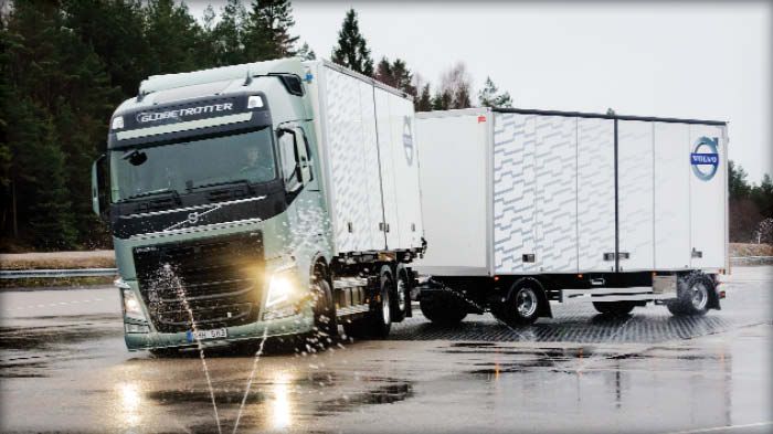Η Volvo Trucks παρουσίασε ένα νέο, εξαιρετικά σημαντικό, σύστημα ελέγχου της οδικής συμπεριφοράς των φορτηγών της με την ονομασία Stretch Brake.