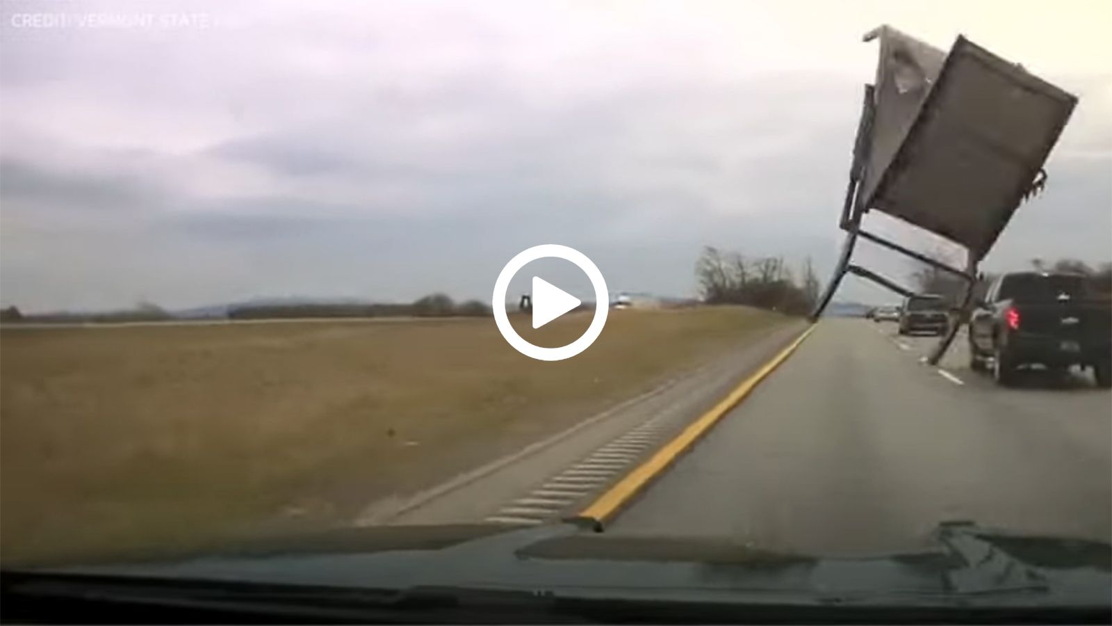 Καρέκλα από καρότσα Pick-Up προσγειώνεται σε περιπολικό