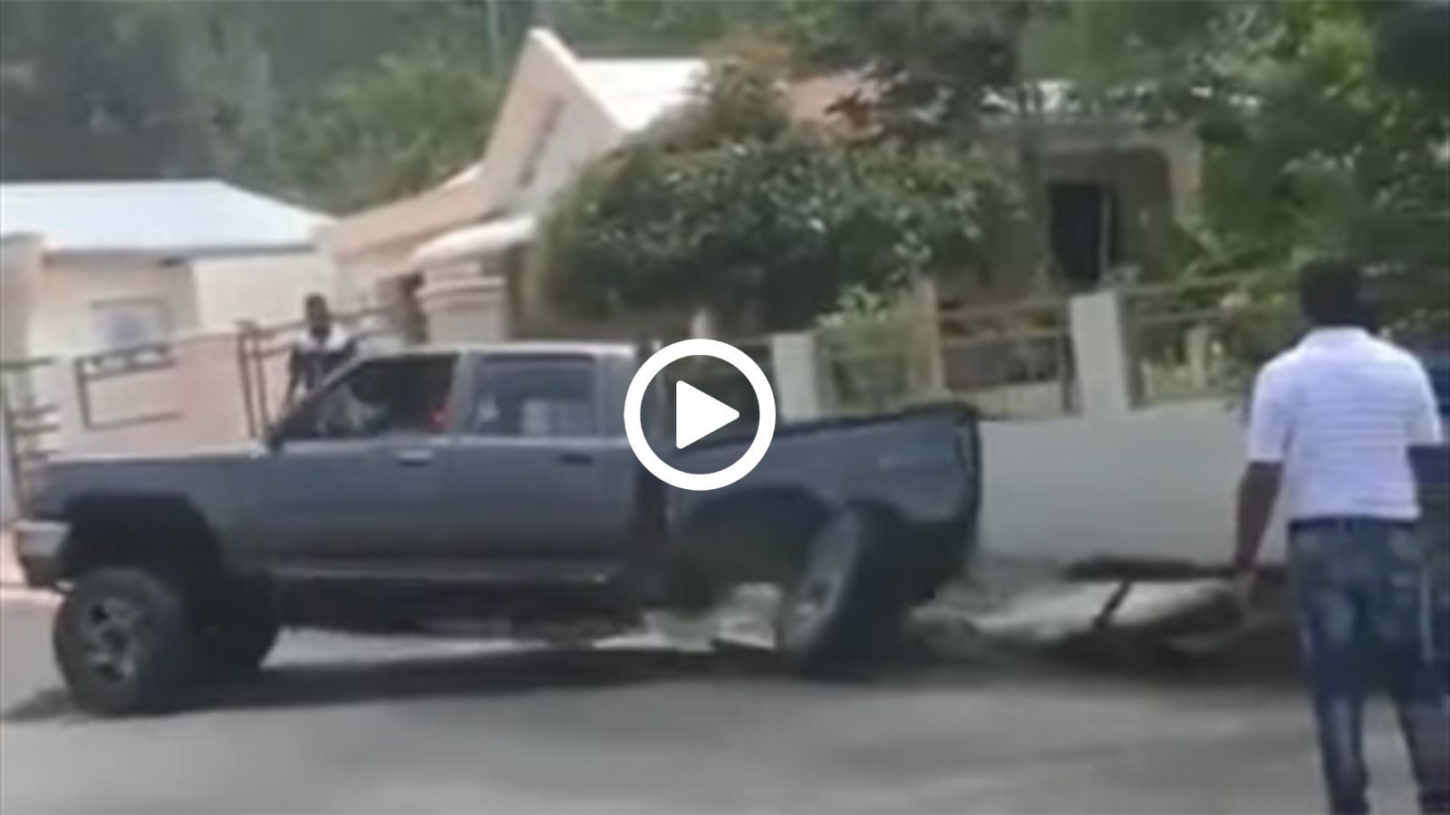 Πήγαν να το ρυμουλκήσουν και το έκοψαν στη μέση!